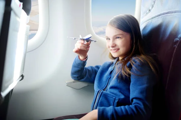 Chica viajando en un avión — Foto de Stock