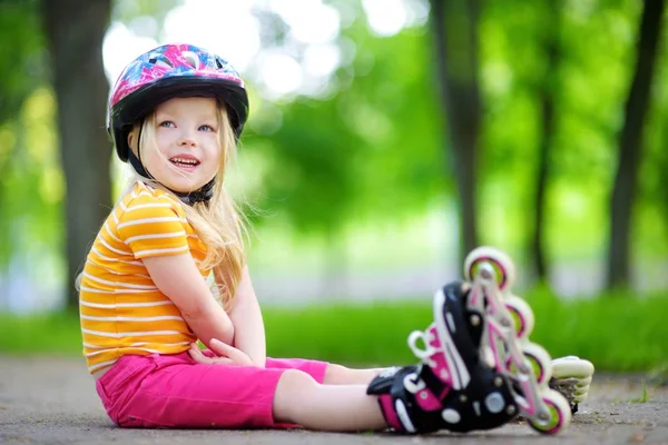 Mädchen lernt Rollschuhlaufen — Stockfoto