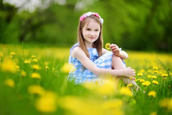 女孩在盛开的蒲公英草甸 — 图库照片