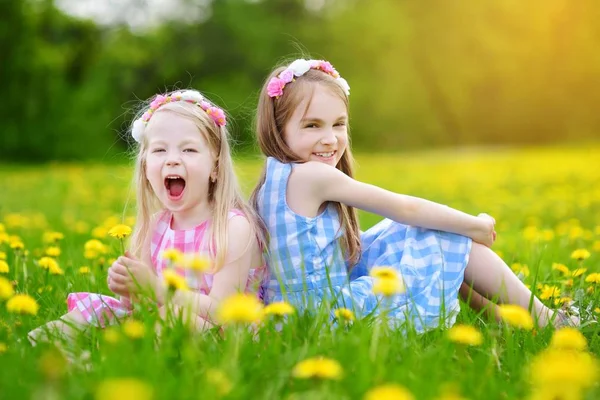 Bedårande små flickor — Stockfoto