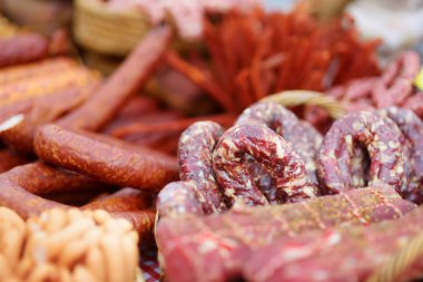 bir çiftçinin Pazar üzerinde ev yapımı sosis