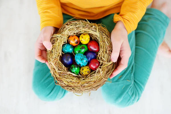 Nesten met gekleurde paaseieren — Stockfoto