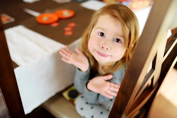 Portret van een schattig klein blij meisje — Stockfoto