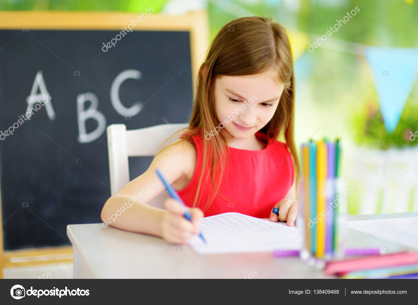 Bambina sveglia disegno con matite colorate a un asilo nido Bambino creativo pittura alla scuola Ragazza che fa i piti a casa — Foto di maximkabb
