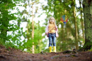 Orman yürüyüşü sırasında eğlenmek kız
