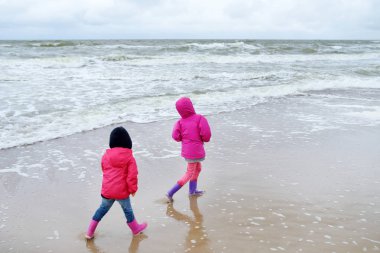 Baltık Denizi eğleniyor kız 