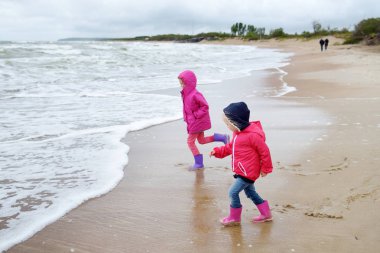 Baltık Denizi eğleniyor kız 