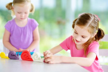 renkli modelleme kil kardeşlerle 