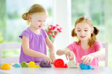 renkli modelleme kil kardeşlerle  