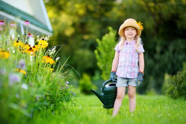 sevimli küçük kız sulama çiçekler 