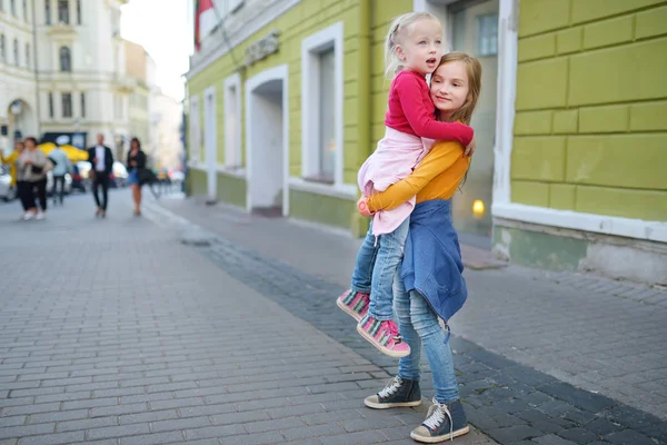Siostry, zwiedzanie w Wilnie — Zdjęcie stockowe