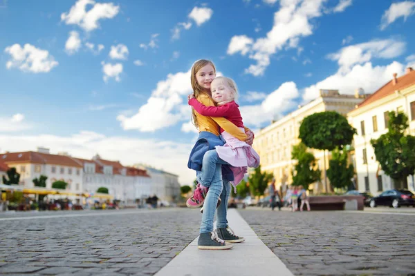 Sisters sightseeing in Vilnius — Stock Photo, Image