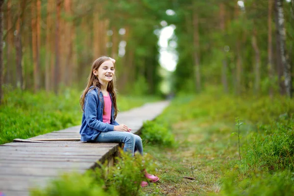 Dívka baví během lesní cestu — Stock fotografie