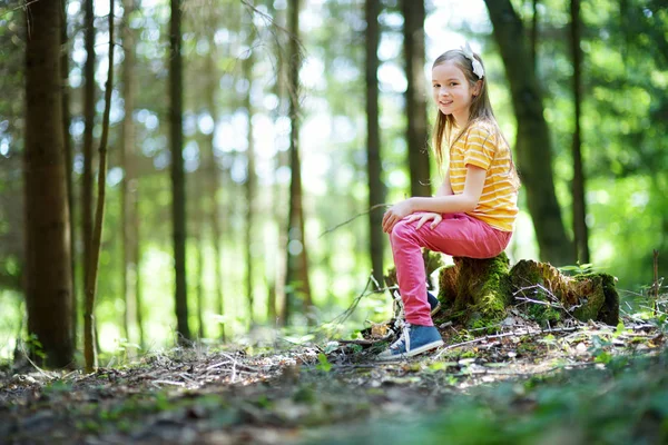 Chica divirtiéndose durante la caminata forestal — Foto de Stock