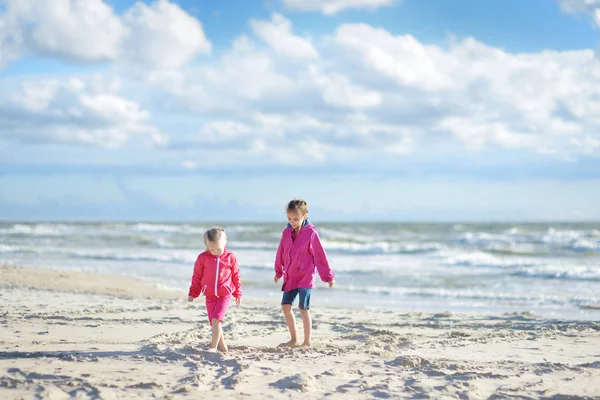 Irmãs se divertindo no mar Báltico — Fotografia de Stock