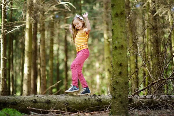 Linda niña divirtiéndose durante la caminata por el bosque — Foto de Stock