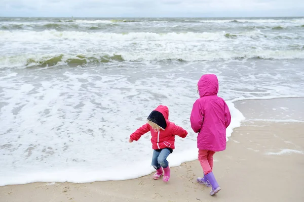 Sœurs s'amuser sur la mer Baltique — Photo