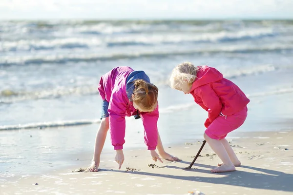 Irmãs se divertindo no mar Báltico — Fotografia de Stock