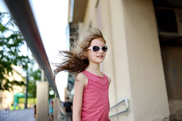 Menina vestindo óculos de sol dando um passeio — Fotografia de Stock
