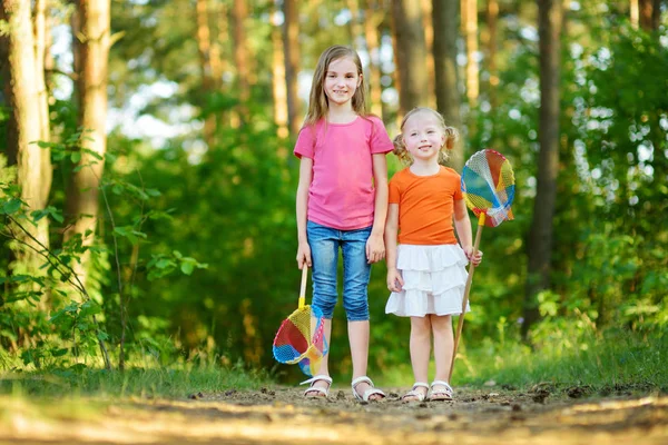 Zusters plezier tijdens bos wandeling — Stockfoto