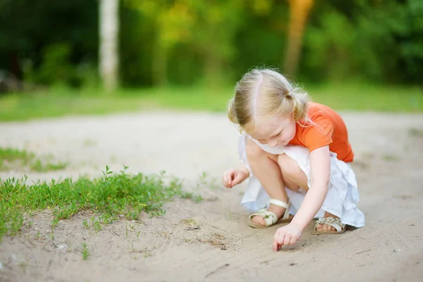 Bambina cattura piccoli cuccioli di rana — Foto Stock