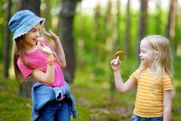 Sisters having fun during forest hike — Stock Photo, Image