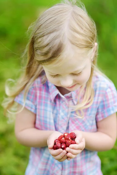 Niña sosteniendo fresas frescas silvestres —  Fotos de Stock