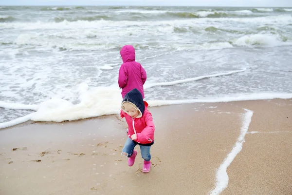 Sœurs s'amuser sur la mer Baltique — Photo