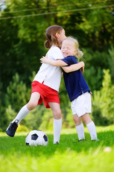 Irmãs se divertindo jogando um jogo de futebol — Fotografia de Stock