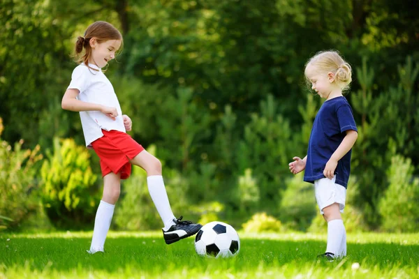 Hermanas divirtiéndose jugando un juego de fútbol — Foto de Stock