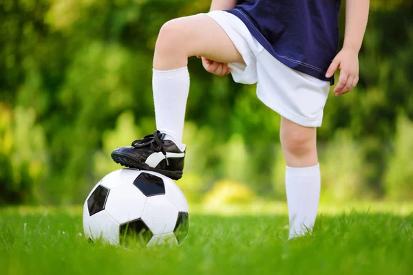 Criança se divertindo jogando um jogo de futebol — Fotografia de Stock