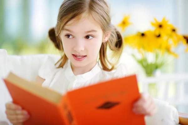 Schattig meisje het lezen van een boek — Stockfoto