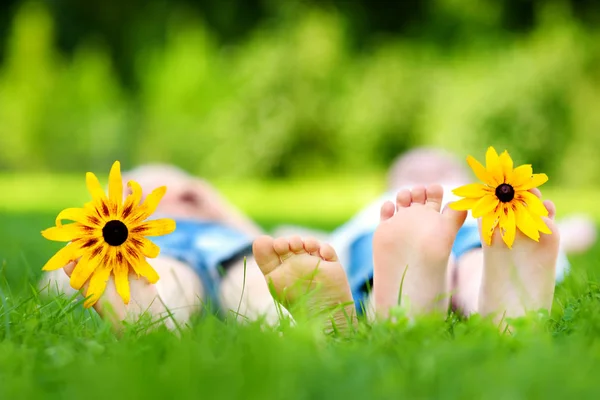 Childrens benen op gras buitenshuis — Stockfoto