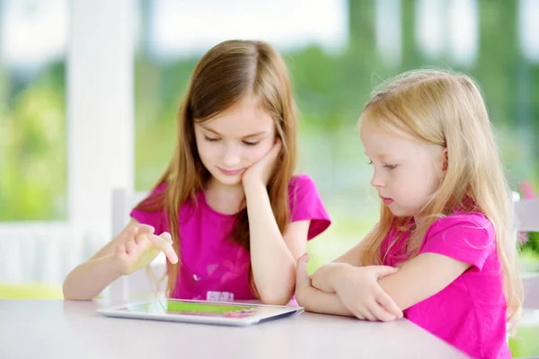 Irmãs brincando com um tablet digital — Fotografia de Stock