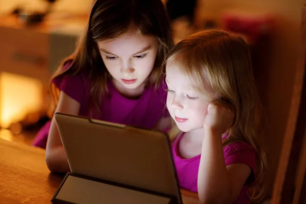 Irmãs brincando com um tablet digital — Fotografia de Stock