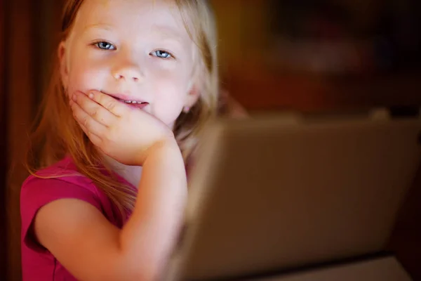 Mädchen spielt mit einem digitalen Tablet — Stockfoto