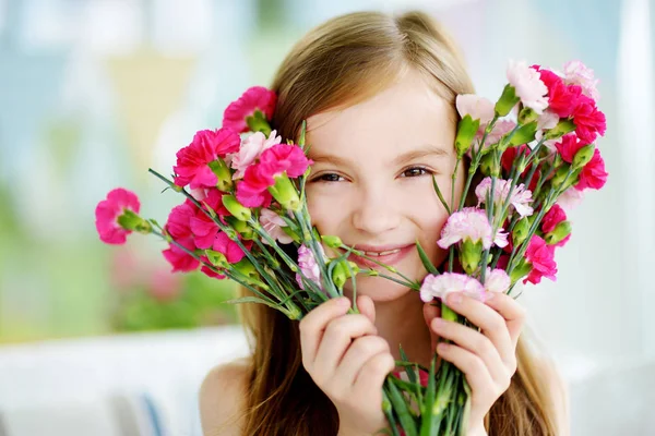 Mosolygós kislány virágok — Stock Fotó