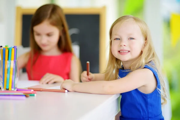 Systrarna ritning med färgglada pennor — Stockfoto