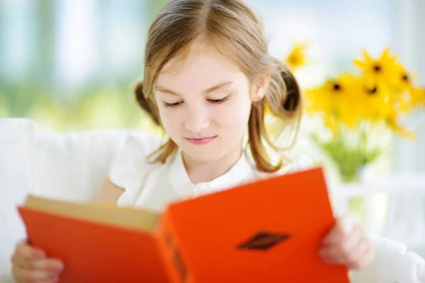 Adorável menina lendo um livro — Fotografia de Stock