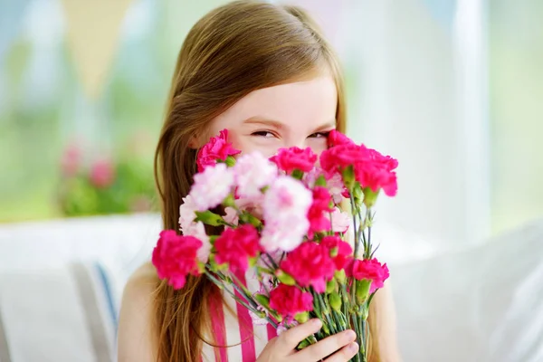Little girl gazdaság virágok — Stock Fotó