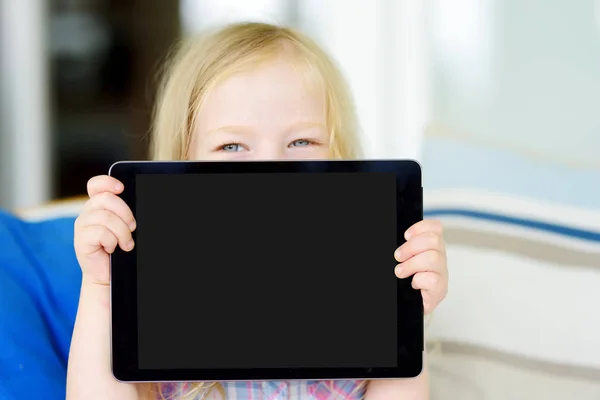 Школярка з цифровим планшетом вдома — стокове фото