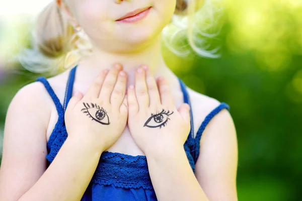 Little girl covering her chest with her hands — Stock Photo, Image