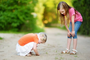 küçük kızlar babyfrogs yakalamak