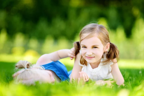 Çimenlerin üzerinde birlikte eğleniyor kız — Stok fotoğraf