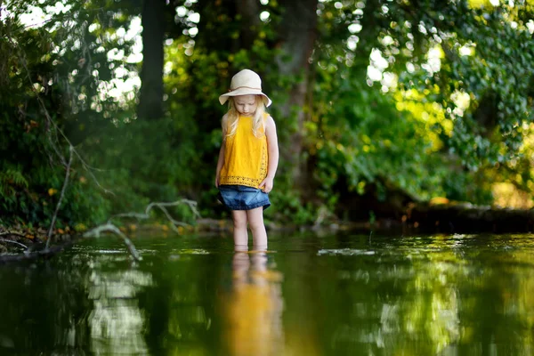 Маленькая девочка развлекается у реки — стоковое фото