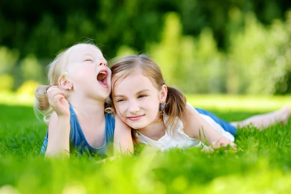 Schwestern haben gemeinsam Spaß auf dem Rasen — Stockfoto