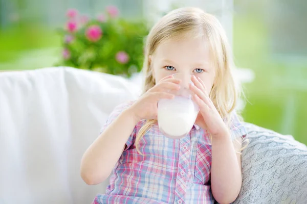 Cute little girl drinking fresh organic milk — Stock Photo, Image