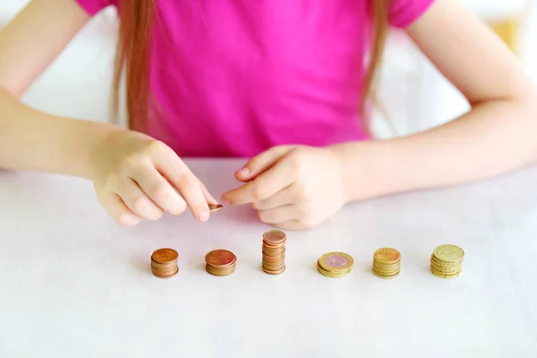 Kinder lernen, wie man Geld zählt — Stockfoto