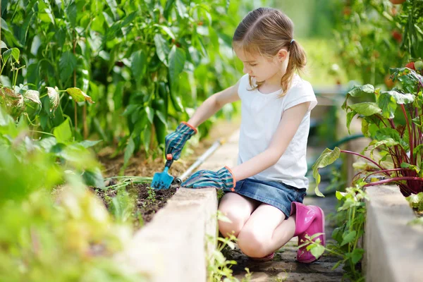 Chica jugando en un invernadero — Foto de Stock
