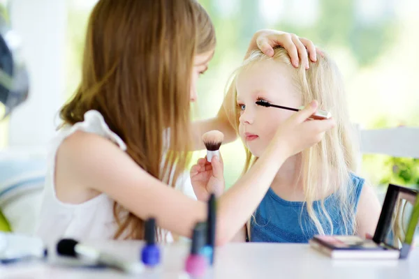 İki sevimli komik kız makyaj uygulamak — Stok fotoğraf